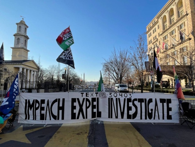 Баннер на одной из улиц Вашингтона, вывешенный сторонниками импичмента.