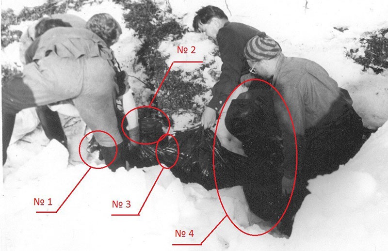 На этой фотографии поисковика Мохова (по версии АПВЕРГИД) несут не тело погибшего туриста, а какой-то аппарат неизвестной конструкции и очень туманного происхождения.