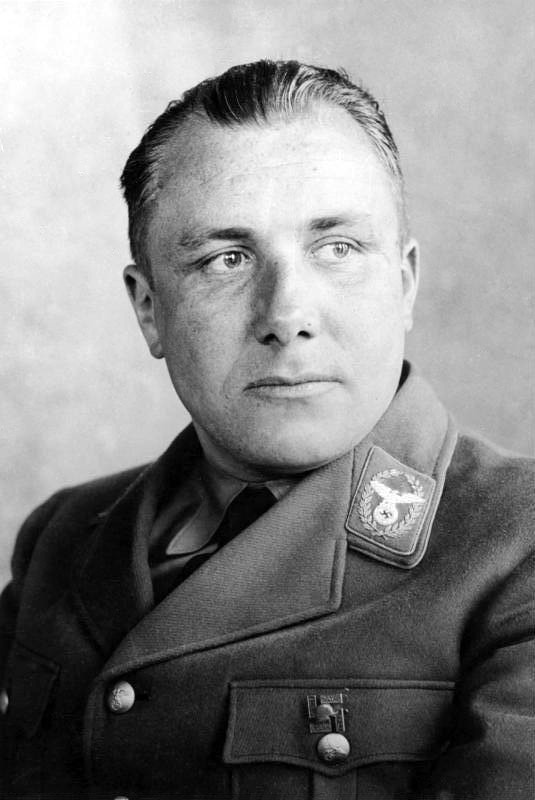 Мартин Борман, начальник личной канцелярии Гитлера, чей адъютант был завербован советской разведкой.