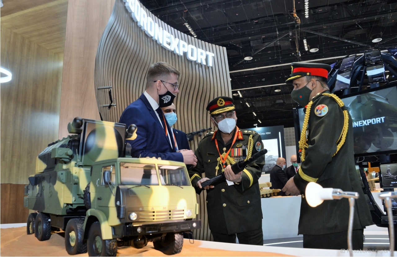 На завершившемся в Абу-Даби крупнейшем военно-техническом салоне IDEX-2021«Рособоронэкспорт» показал ряд новинок, включая ракетно-зенитный комплекс С-400 и танк Т-14 «Армата».