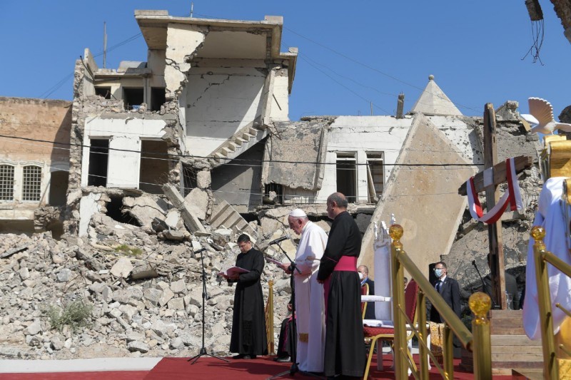 Папа Франциск на руинах одной из церквей совершил мессу в память о жертвах террора.