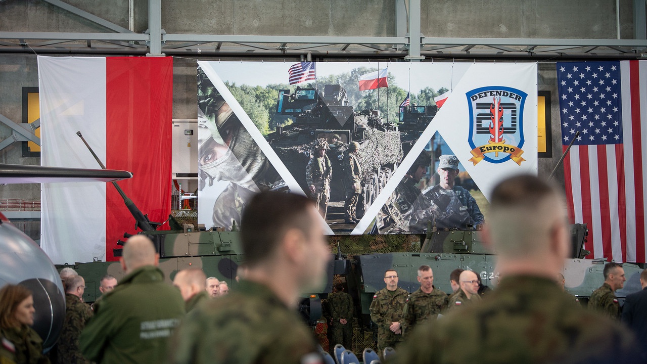 Европейские учения НАТО Defender 20, стартовавшие 29 февраля 2020 года в Польше, были остановлены из-за пандемии COVID-19.