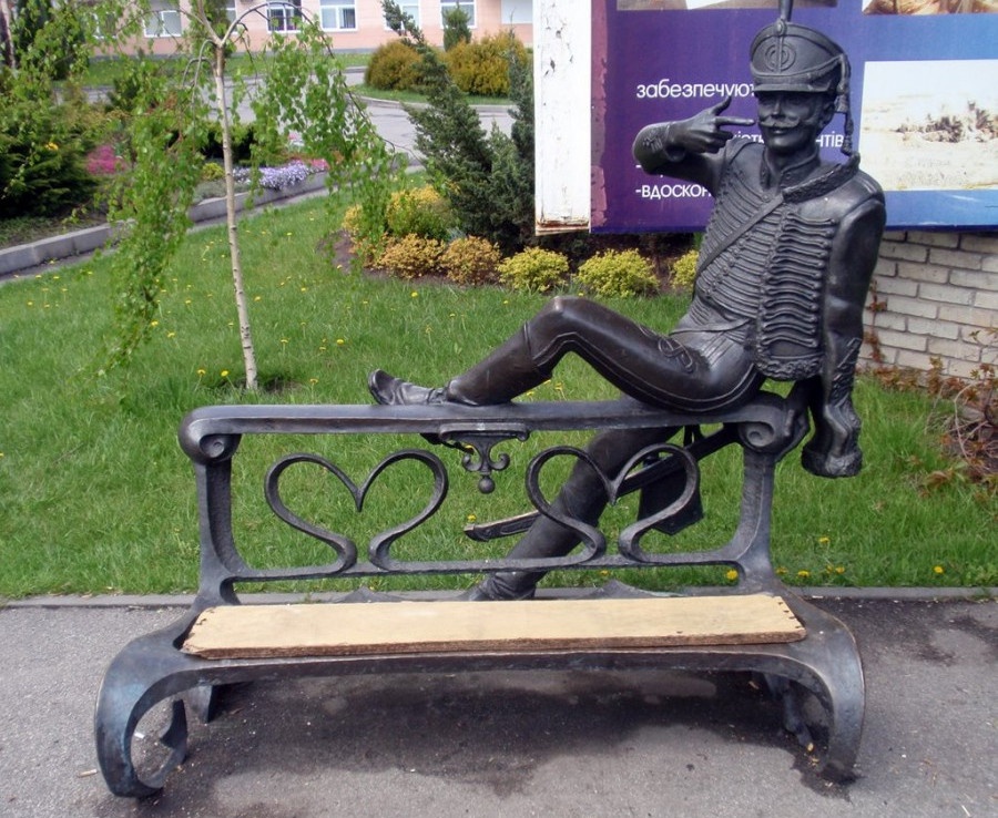 Памятник поручику Ржевскому в украинском Павлограде.