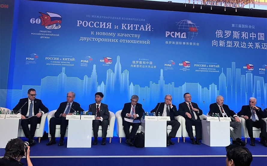 Москва и Пекин многие годы успешно взаимодействуют в различных многосторонних форматах: в ООН, ШОС, БРИКС, РИК, «Группе двадцати», АТЭС, ВАС.