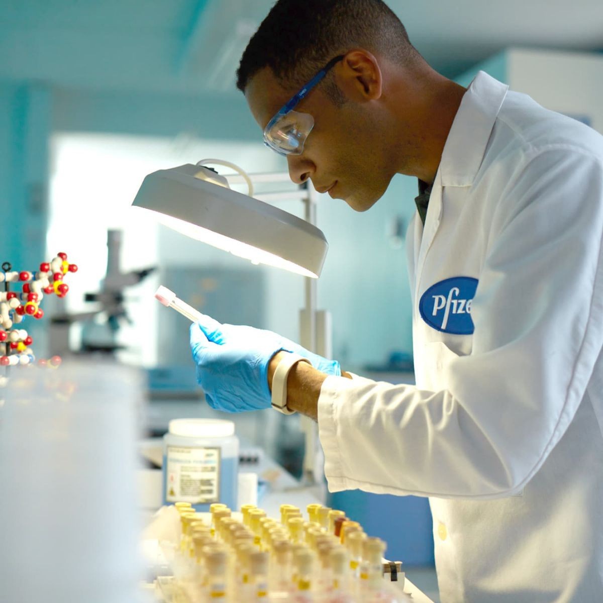 «Короли» - это Pfizer, Moderna, AstraZeneca, Jonson&Jonson и ряд других компаний, а «капуста» - это их сверхдоходы, отчасти идущие на взятки чиновникам.