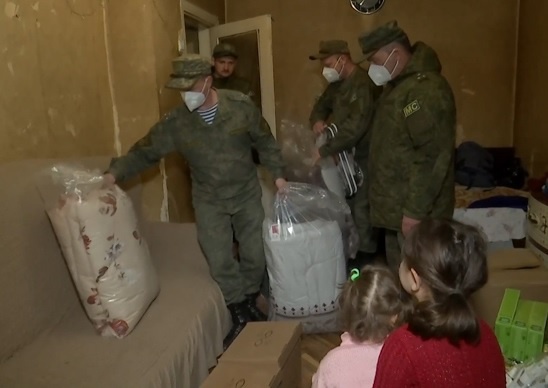 Миротворцы продолжают работу по доставке населению региона адресной гуманитарной помощи.
