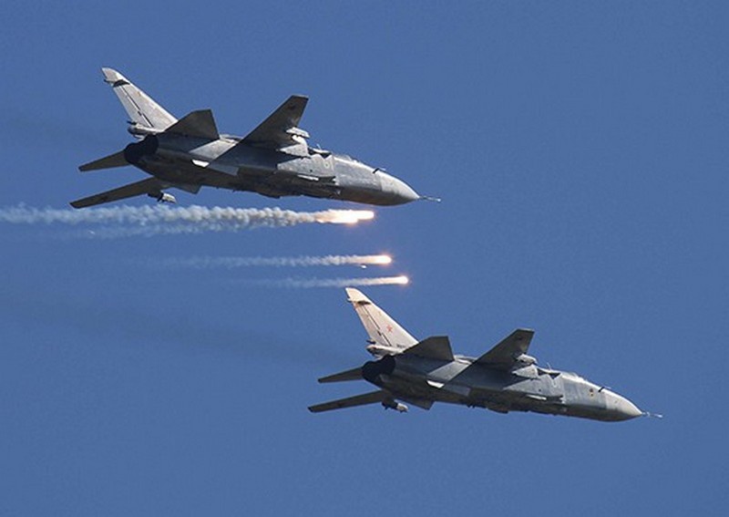 Экипажи бомбардировщиков Су-24 морской авиации Балтийского флота выполнили учебные задачи в морских полигонах в Балтийском море.