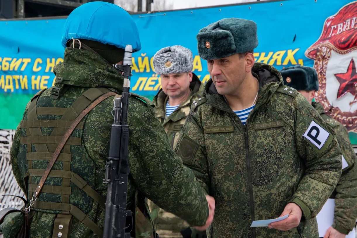 Полковник Селивёрстов вручает награды бойцам, отличившимся в ходе учений.