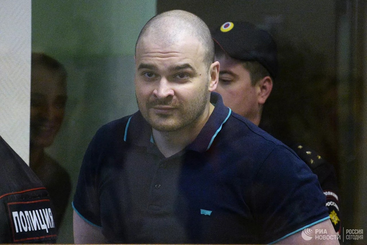 Неонацист Максим Марцинкевич («Тесак») во время оглашения приговора в суде.