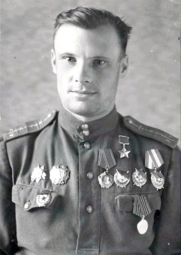 Лётчик Николай Кирток.