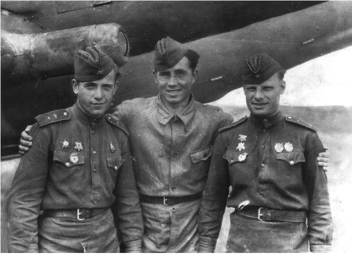 Лётчик-штурмовик гвардии лейтенант Н. Кирток с боевыми товарищами у штурмовика Ил-2. Слева от него Е. Алехнович и И. Драченко.