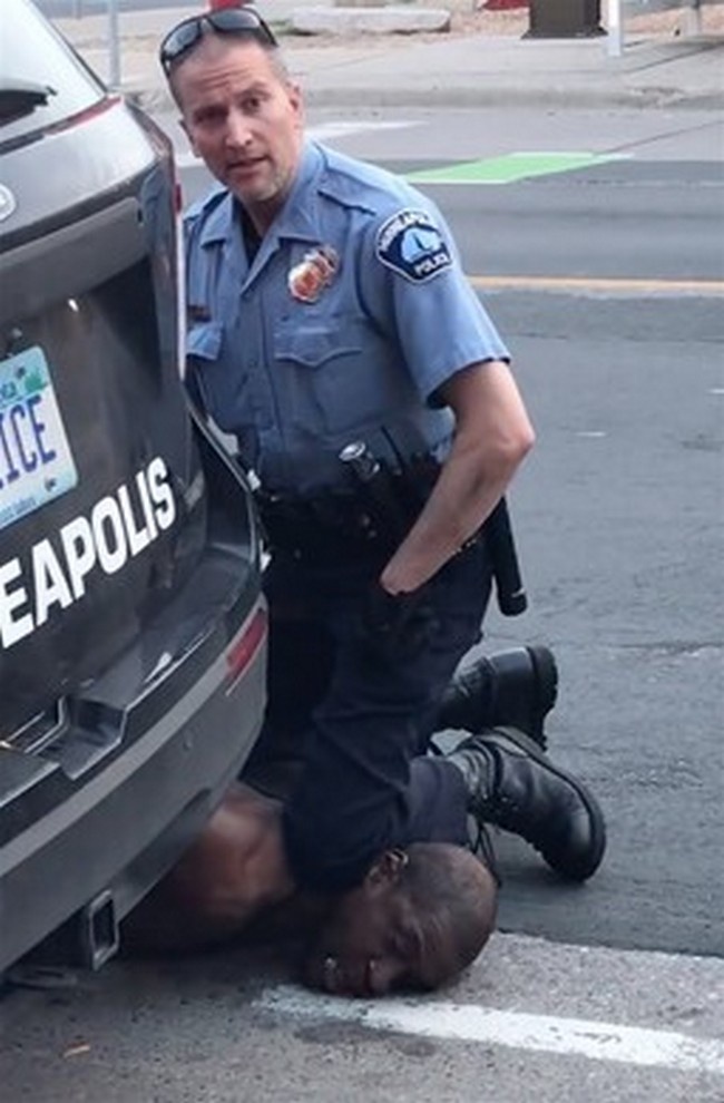 Кадр из видеозаписи очевидца, на которой полицейский Дерек Шовин прижал Джорджа Флойда к асфальту.