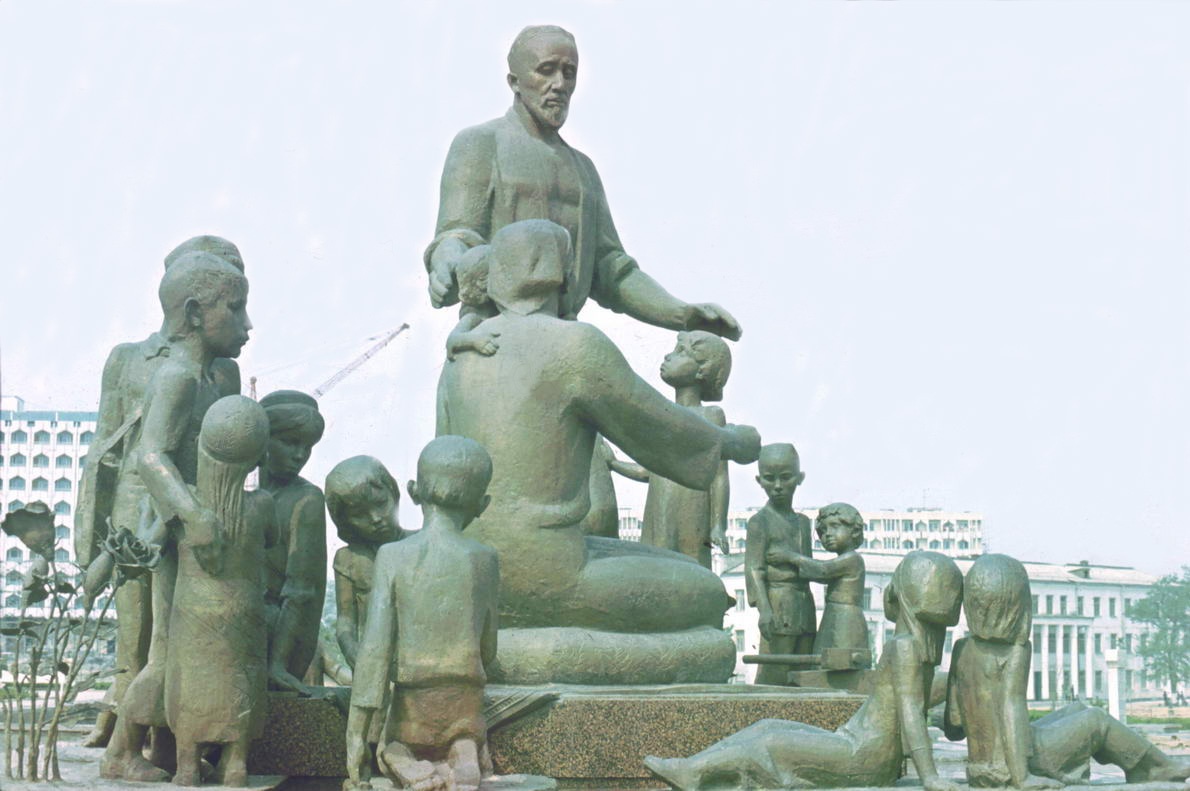 Памятник Шаахмеду Шамахмудову в Ташкенте на площади Дружбы народов.