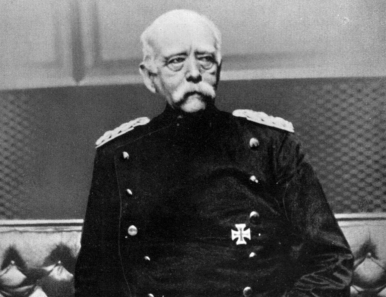 Von bismarck. Отто фон бисмарк. Отто фон бисмарк фото. Отто фон бисмарк с семьей. Отто фон бисмарк смерть.