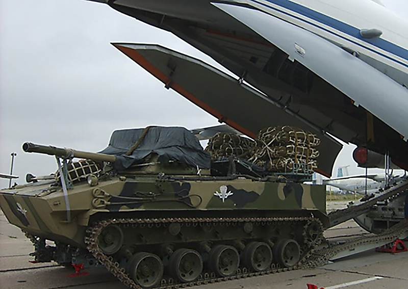 Загрузка боевой машины десанта БМД-4М в самолёт.