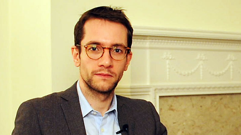 Слишком молодой, неопытный, и.., но амбициозно настроенный автор доклада, Мэтью Булег утверждает, что «естественное состояние Москвы - это конфронтация с Западом...»