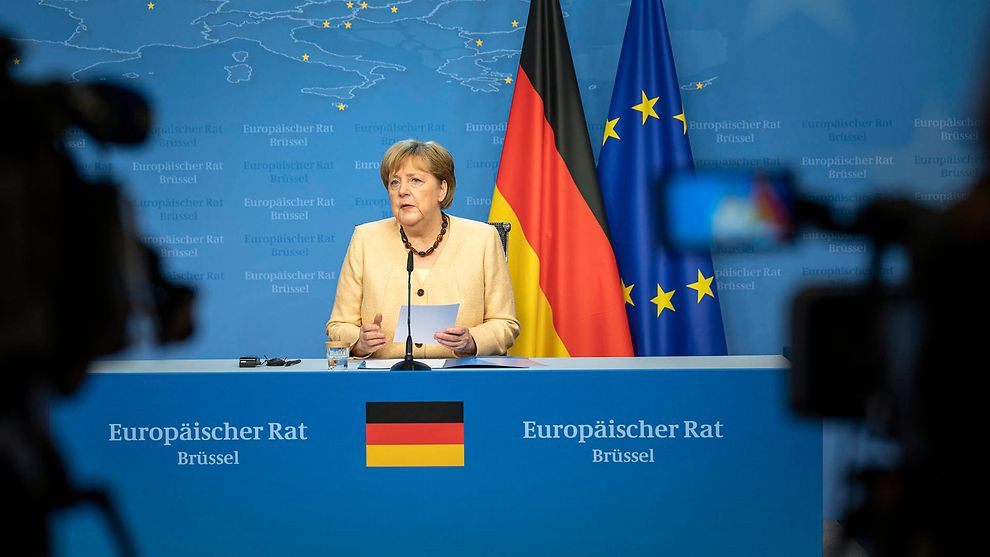 Канцлер ФРГ Ангела Меркель при поддержке Парижа выступила за поиск форматов диалога с Москвой.
