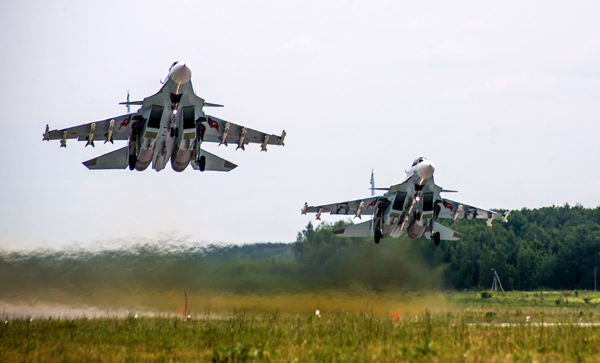 Многоцелевые истребители Су-30СМ вылетают для выполнения тренировочного полёта над акваторией Чёрного моря.