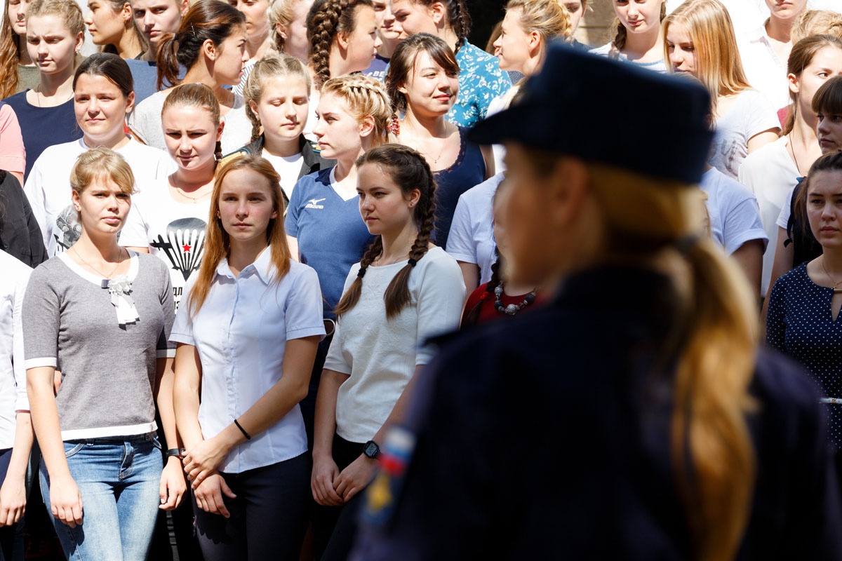 Девушки-кандидатки на поступление в Краснодарское высшее военное авиационное училище лётчиков.