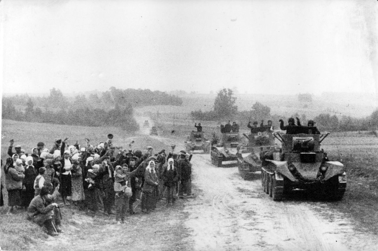 Жители Западной Белоруссии приветствуют части Красной армии. 17 сентября 1939 года.