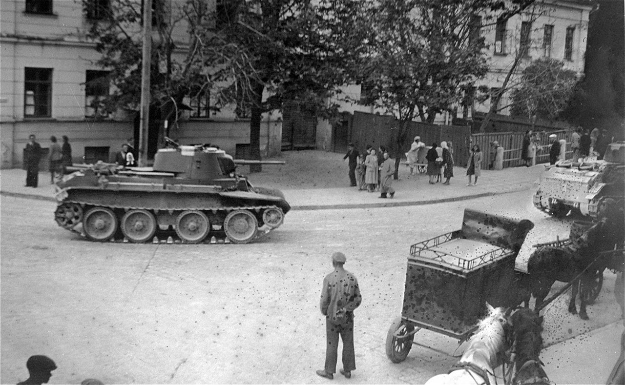 Советский танк БТ-7 на улицах Каунаса после присоединения Литвы к СССР.