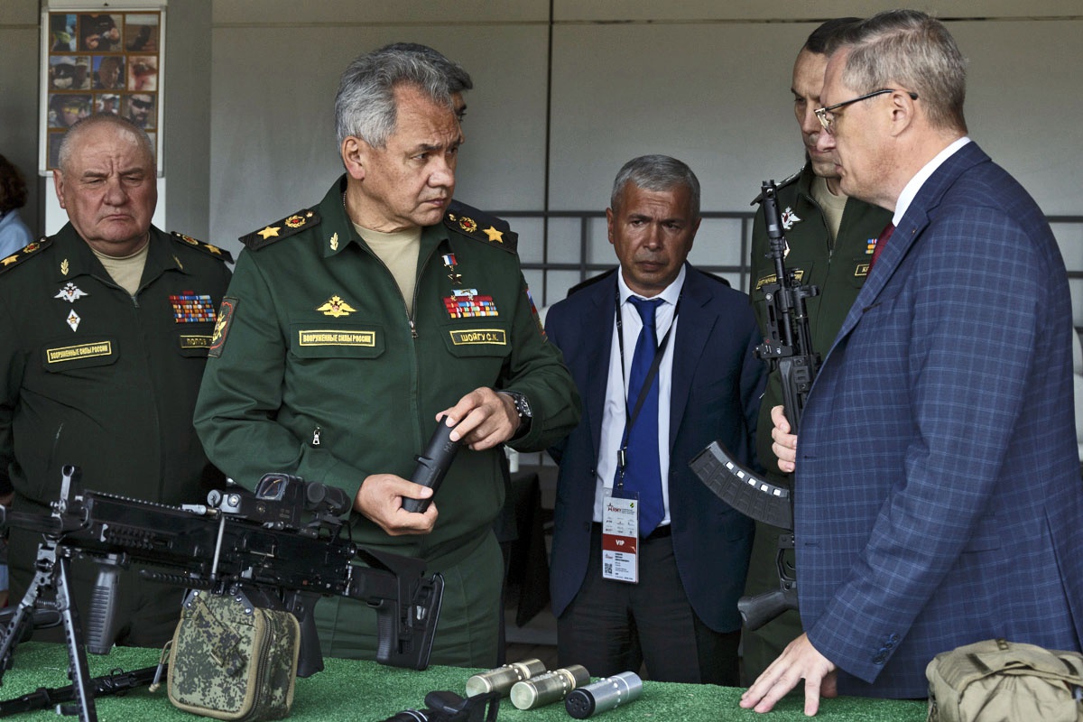 Российское военное ведомство подписало контракты с группой компаний «Калашников» на поставку партий зенитных ракет и автоматов АК-12.