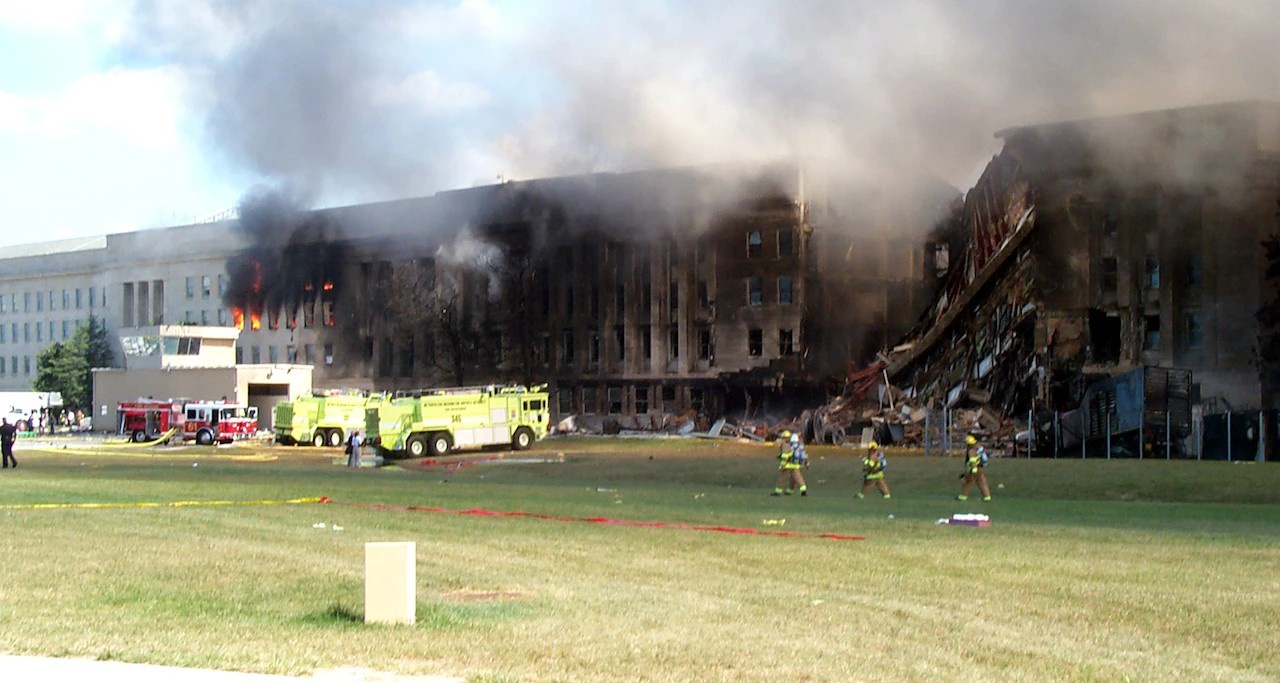 11 сентября 2001 года один из управляемых террористами самолётов врезался в здание Пентагона.