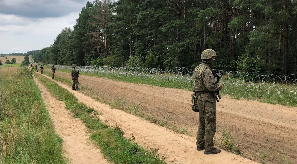 По приказанию верховного главнокомандующего Анджея Дуды введён режим чрезвычайного положения на границе с Белоруссией.
