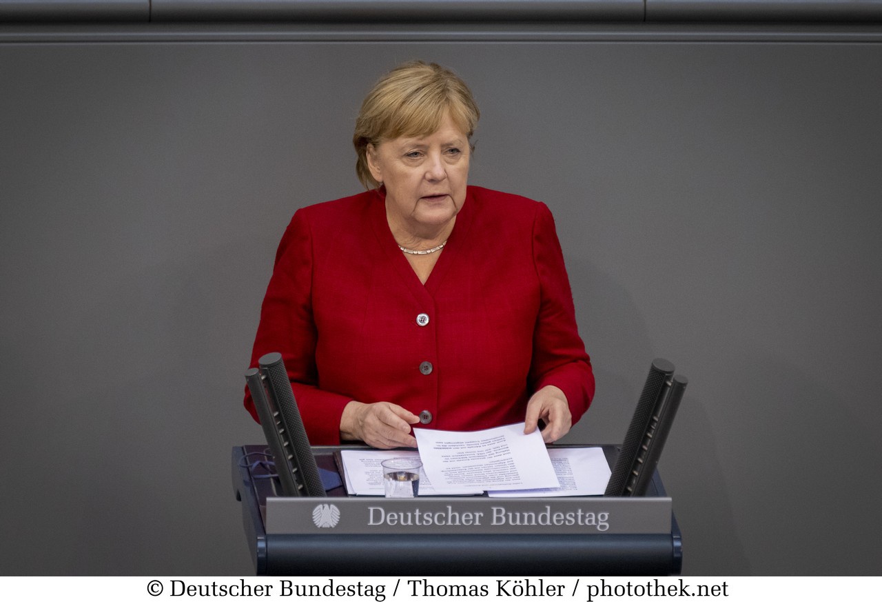 «Мамочка» (Mutti), как действующего канцлера Ангелу Меркель называют в Германии, целых 16 лет одновременно руководила и страной, и ХДС.