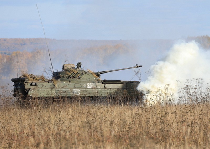В Кемеровской области военнослужащие ЦВО выполнили упражнения по экстремальному вождению БМП-2М.
