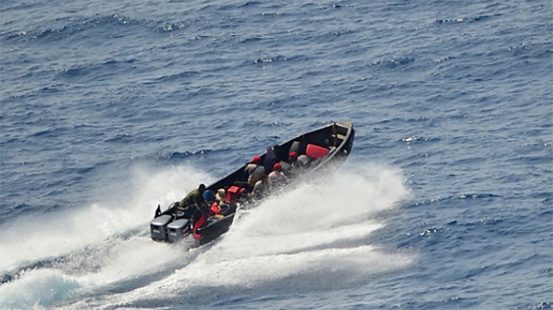 Пираты подошли со стороны Камеруна на лодке с подвесным мотором, взяли в заложники двух человек из российско-украинского экипажа и так же спокойно ушли в нейтральные воды.