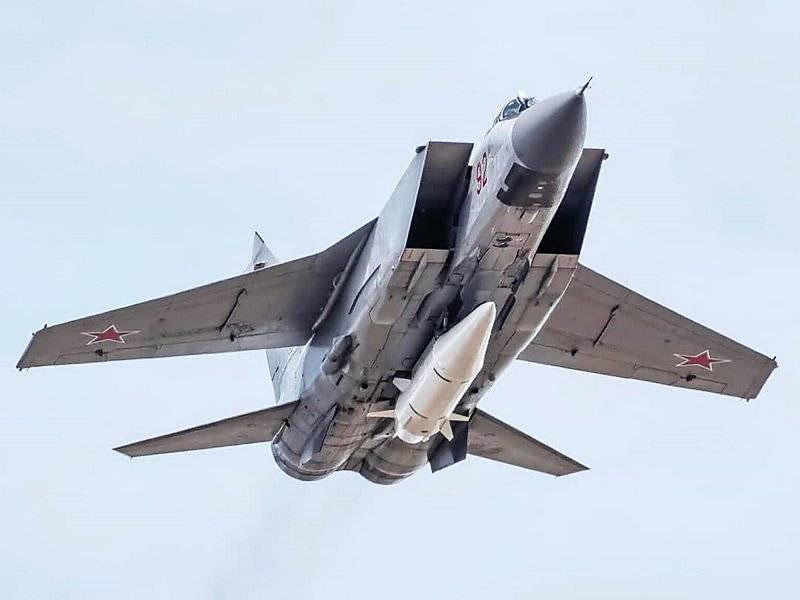 Истребитель МиГ-31 с гиперзвуковой ракетой «Кинжал».