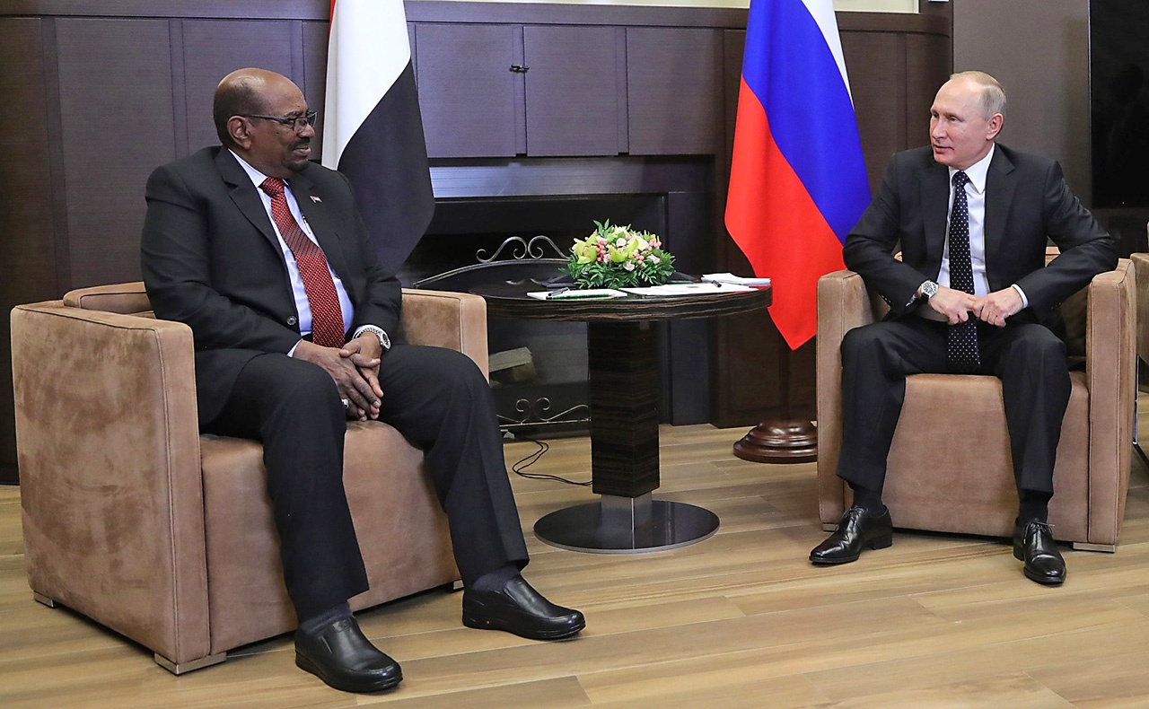 Создание российской военно-морской базы в Порт-Судане обсуждалось в 2017 году во время визита тогдашнего президента Омар аль-Башира в Москву.