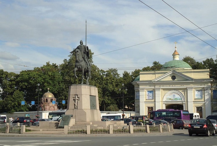 Площадь Александра Невского с памятником Александру Невскому перед Александро-Невской лаврой в Санкт-Петербурге.