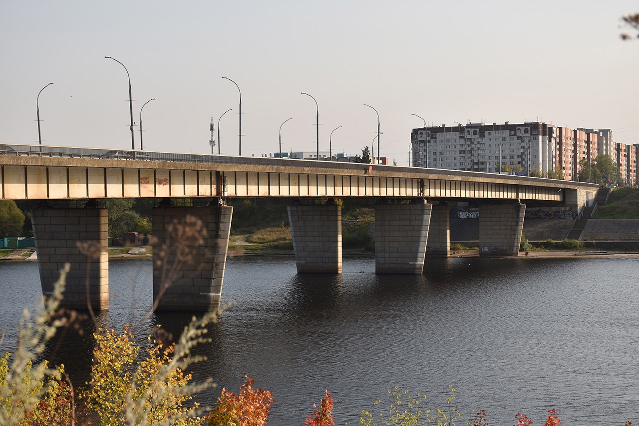 Мост Александра Невского соединяет берега реки Великой в Пскове.