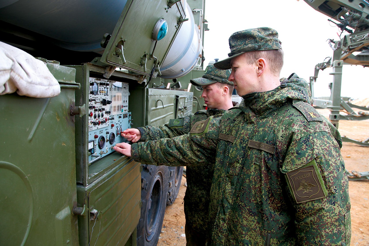 Студенты младших курсов осваивают практические умения использования вооружения и техники на уровне солдата и сержанта.