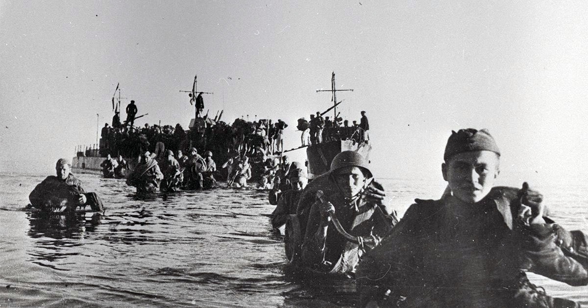 Бойцы Ленинградского фронта высаживаются на Моонзундские острова. 1944 г.