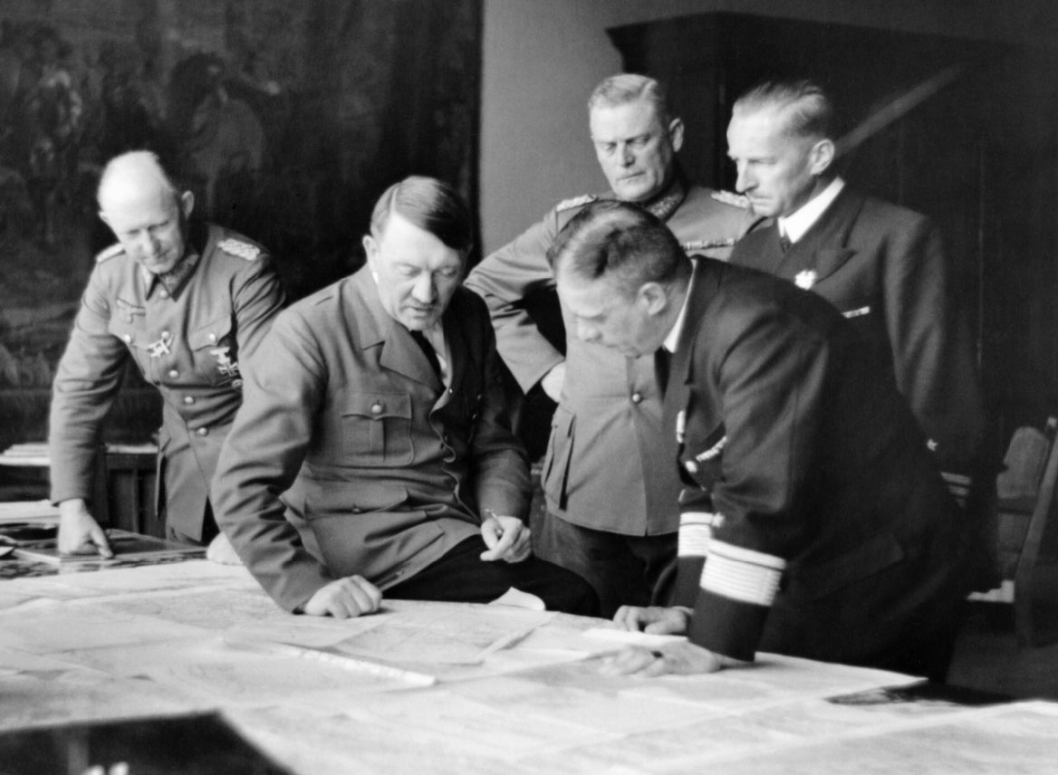 С моряками Гитлер обычно встречался раз в месяц, чтобы выслушать доклад и поставить задачи.