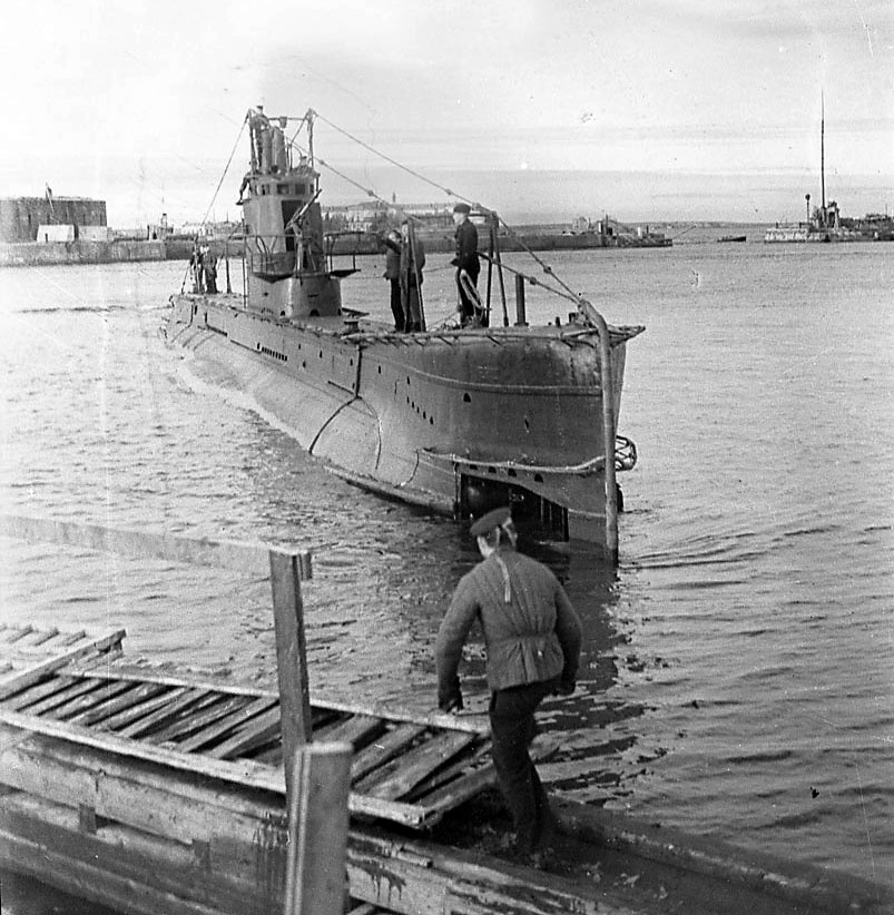 Подводная лодка «Щ-303» возвращается из похода в Кронштадт.