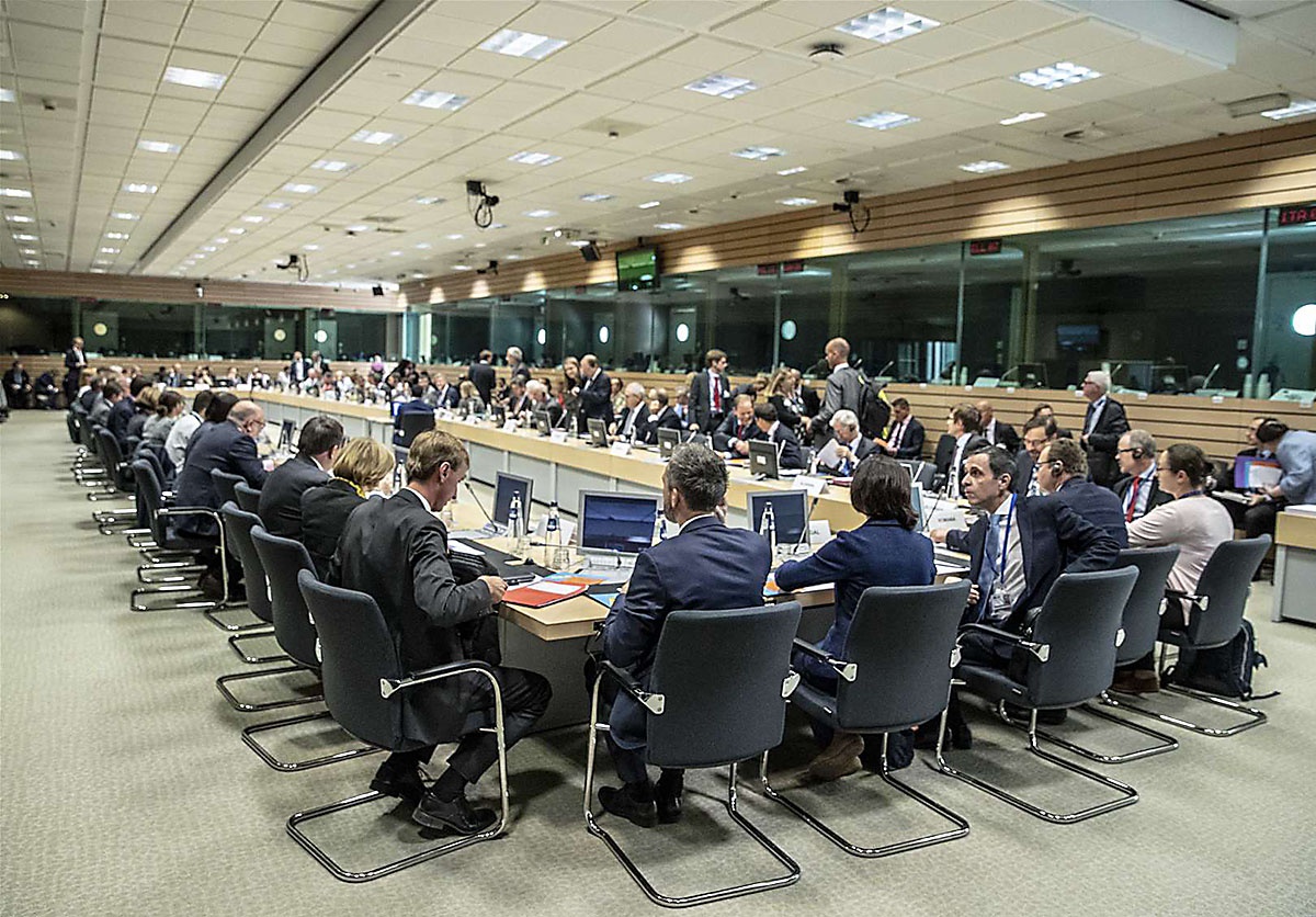 7 октября Political and Security Committee провёл обсуждение документa «Запрос Украины на создание военной и консультативной учебной миссии ЕС в Украине - возможные опции».