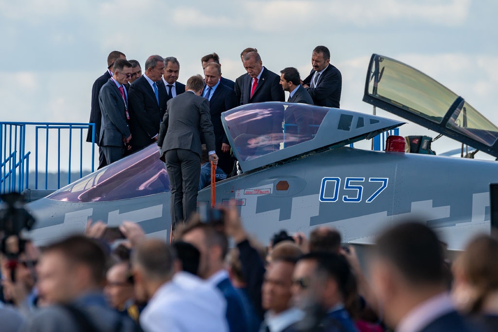 Владимир Путин и Реджеп Эрдоган осматривают истребитель Су-57 на XIV международном авиасалоне МАКС-2019.