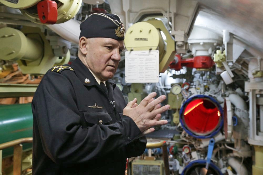 Капитан 1 ранга Сергей Кубынин в торпедном отсеке однотипной с С-178 подводной лодки.