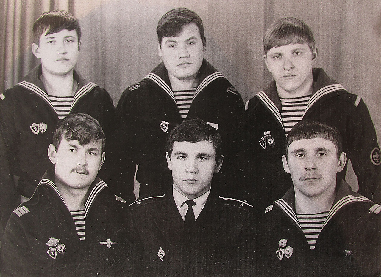 Лейтенант С. Кубынин с моряками БЧ-3.