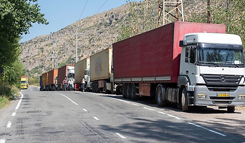 Колонна иранских грузовиков с товарами на армянской границе.