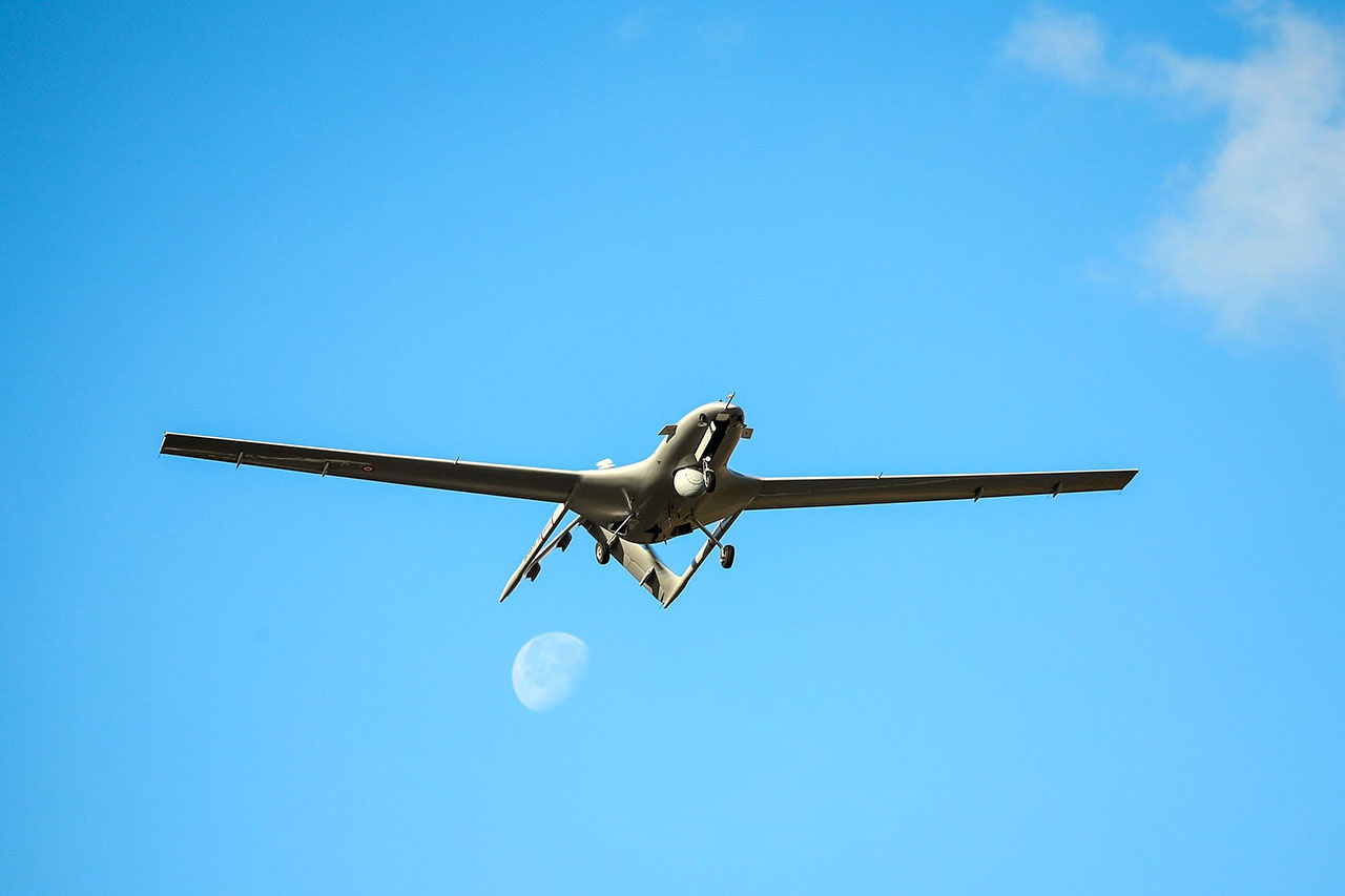 Беспилотный летательный аппарат Bayraktar действует на высоте 7,5 км и способен поражать объекты на расстоянии до 8 км.