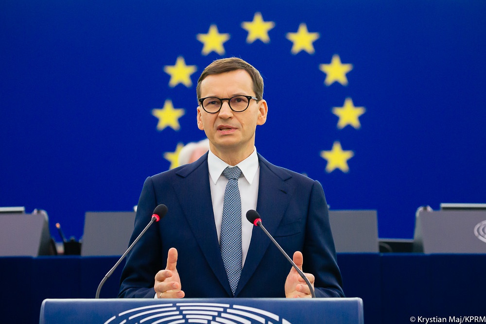 Премьер-министр Польши Матеуш Моравецкий в открытой печати назвал нынешний диалог с Евросоюзом «беседой с пистолетом у виска».