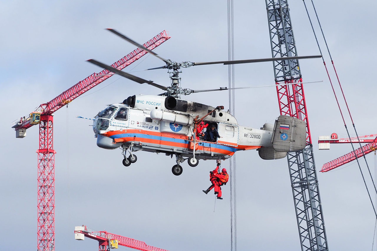 Отечественные вертолёты «Ка-32» способны работать при скорости ветра до 20 м/с, «Ми-8» - до 15 м/с.