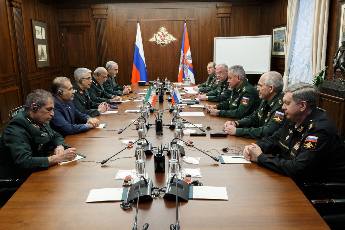 Министр обороны России встретился в Москве с начальником Генерального штаба ВС Ирана.
