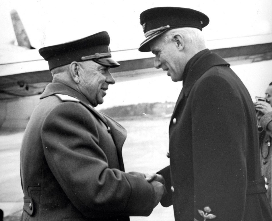 Шведский полковник ВВС Стиг Веннерстрём (справа) с советским генералом ГРУ Виталием Никольским.