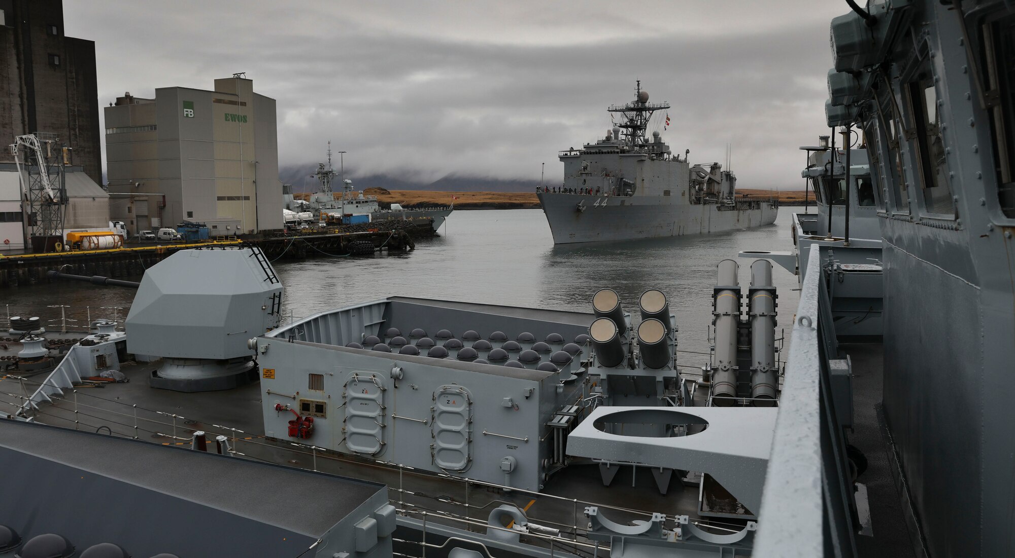 Корабль-амфибия ВМС США USS Gunston Hall покидает Рейкьявик для участия в учениях НАТО Trident Juncture 2018. Исландия, 22 октября 2018 года .